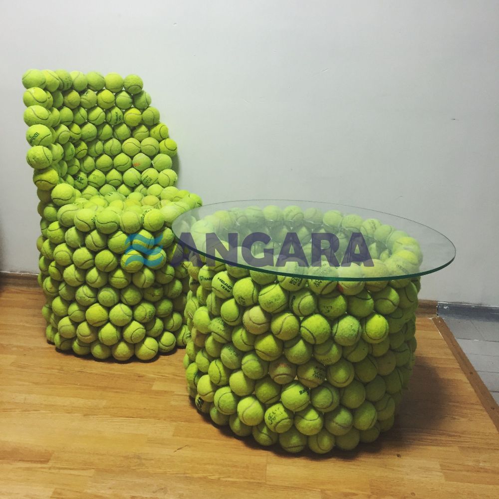 Арт-объект - предметы мебели из теннисных мячей
