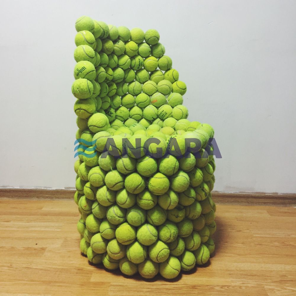 Арт-объект - кресло из теннисных мячей