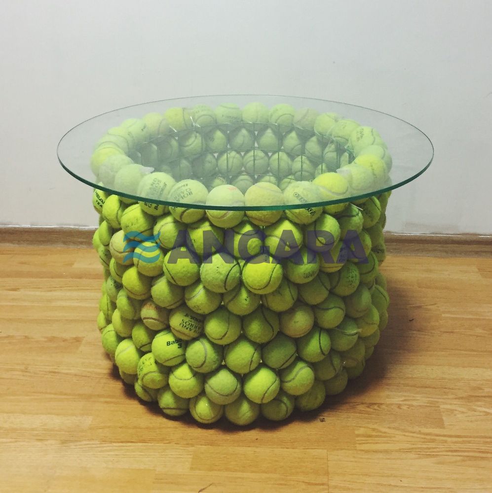 Арт-объект - стол из теннисных мячей